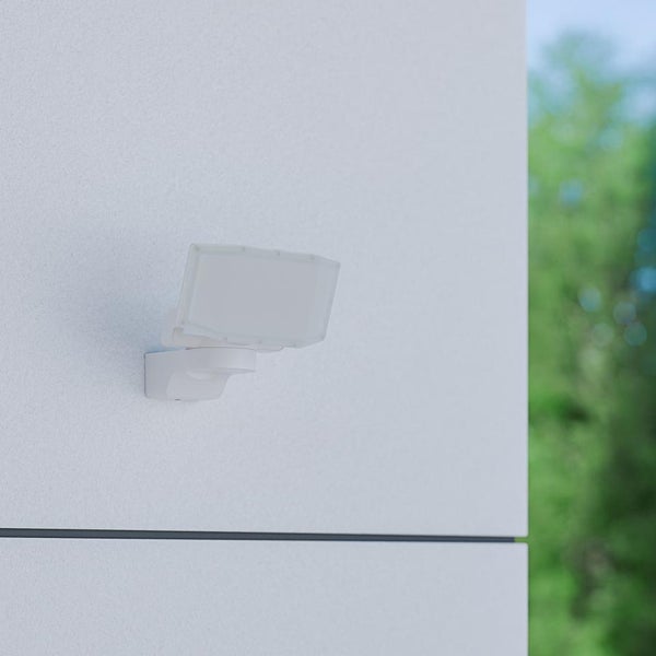 Weiße Außenwandleuchte an einer Fassade