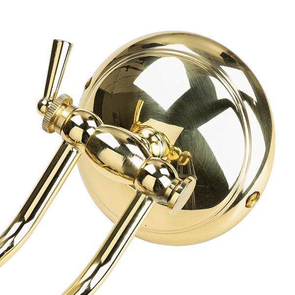 Detailansicht einer goldenen Wandleuchte