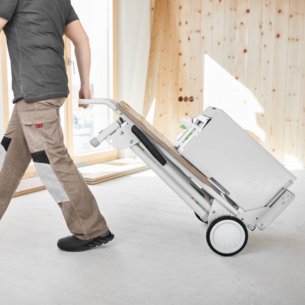 Eine Person transportiert einen Werkzeugkoffer mit einem Rollwagen.