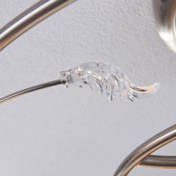 Detailaufnahme einer Lampe mit transparentem Ornament