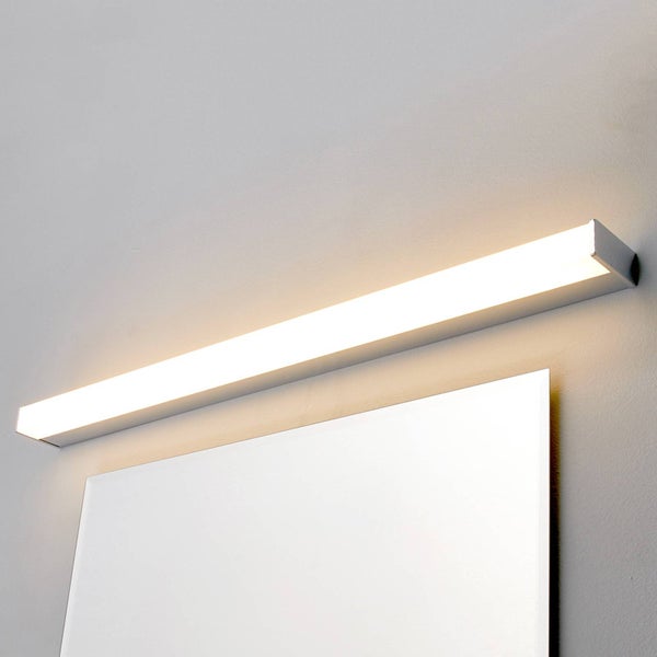 Moderne LED-Spiegelleuchte in länglicher Form, über einem Spiegel an der Wand montiert.
