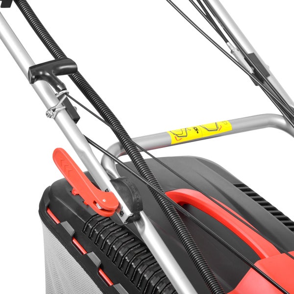 Detailansicht eines Rasenmähers mit Fangkorb, Griff und Bedienelementen