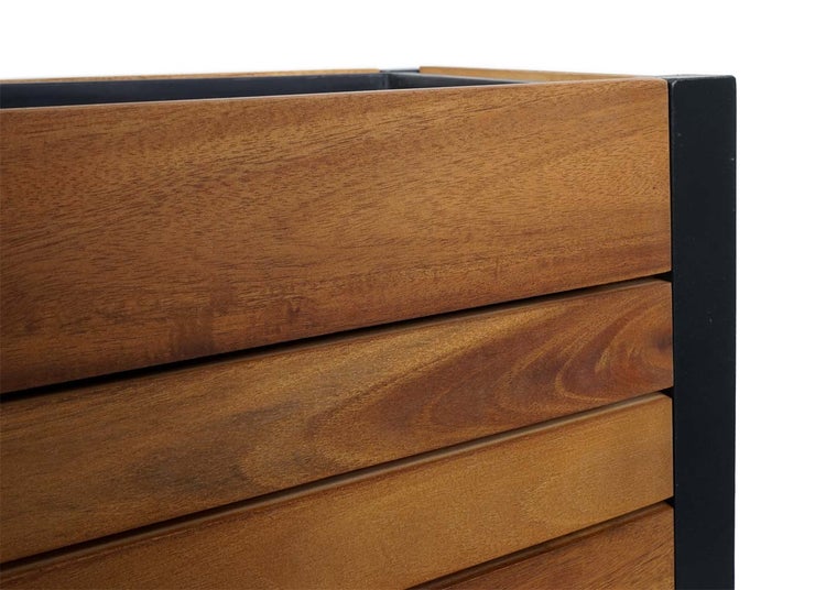 Detailansicht eines Pflanzkübels aus horizontalen Holzlatten mit schwarzem Metallrahmen.