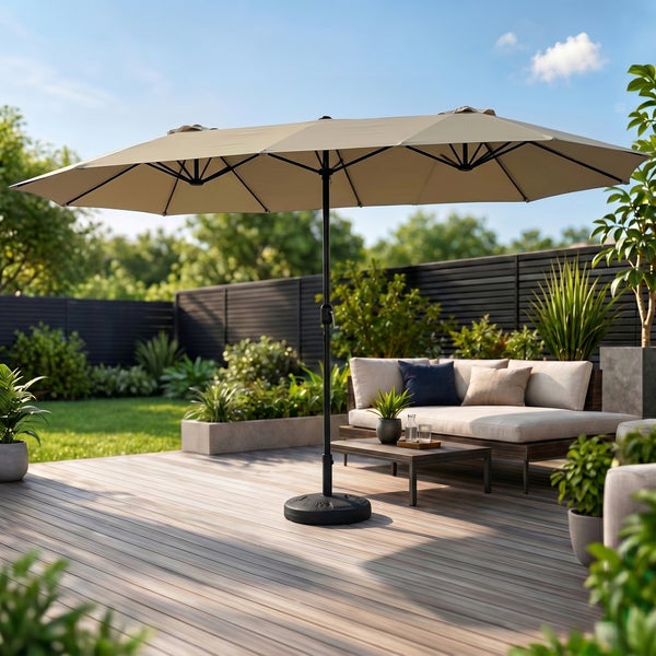 Großer Doppelsonnenschirm mit beige farbenem Stoff und schwarzem Metallgestell auf einer Holzterrasse mit Gartenmöbeln und Pflanzen.