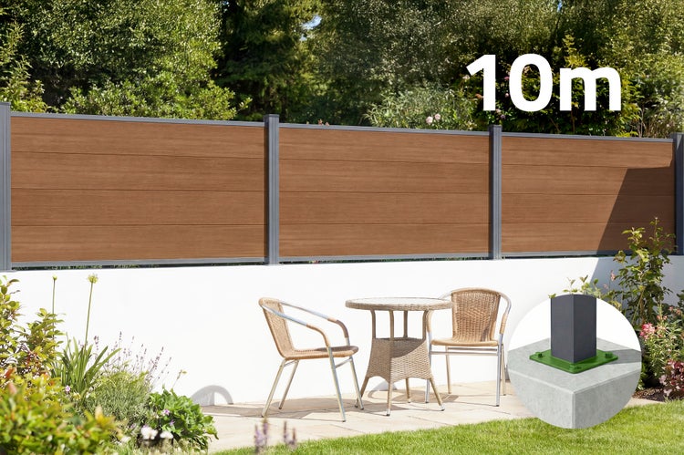 Sichtschutzzaun in Holzoptik mit Metallpfosten, 10 Meter Set, auf Gartenmauer hinter Sitzgruppe, Detail zeigt Pfostenbefestigung auf Beton.