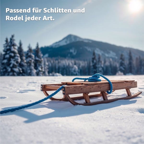 Holzschlitten mit Seil im Schnee