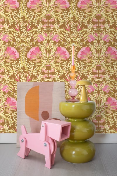 Dekoratives Stillleben mit Blumentapete, abstraktem Gemälde, Holzhund, Beistelltisch und Kerzenständer.