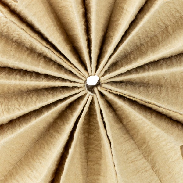 Nahaufnahme einer runden, gefalteten Papierlaterne mit einem Loch in der Mitte