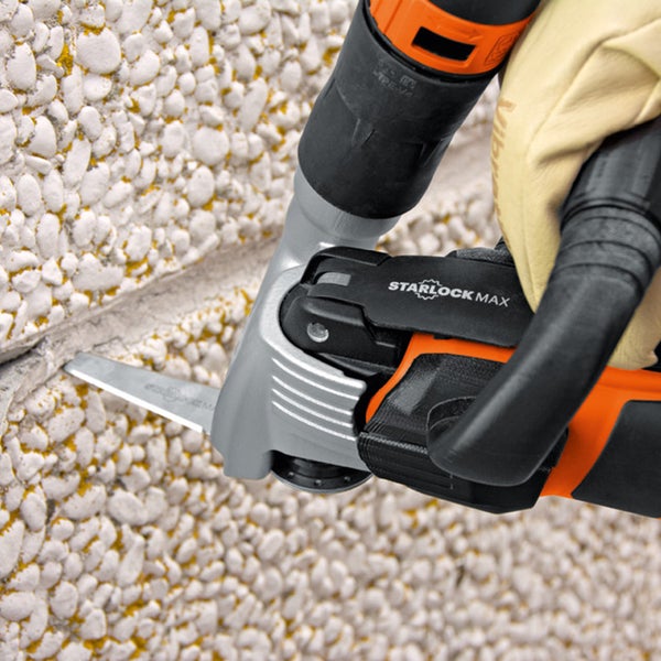 Oszillierendes Elektrowerkzeug mit Starlock Max Aufnahme im Einsatz.