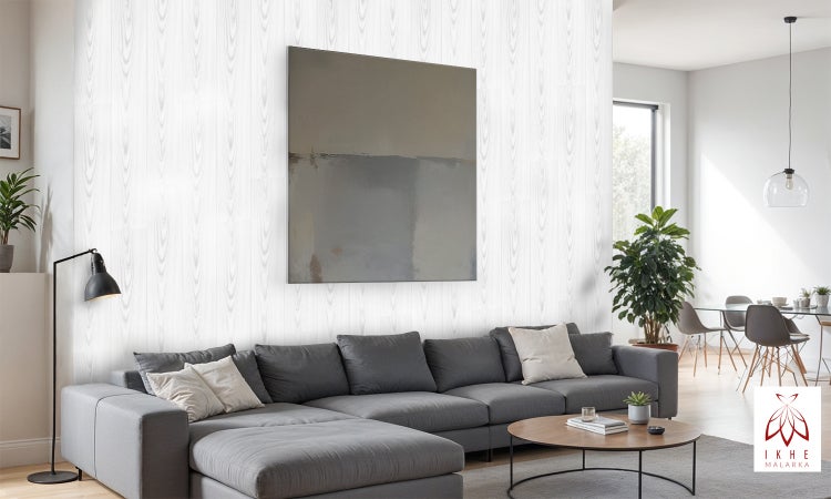 Helles Wohnzimmer mit Vliestapete in Holzoptik mit vertikaler Maserung, grauem Sofa, abstraktem Gemälde und IKHE MALARKA Logo.