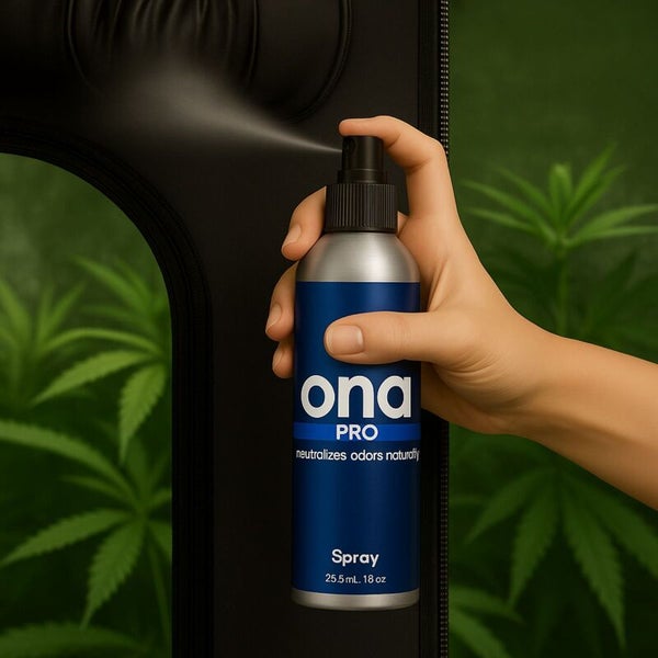 Eine Hand sprüht ONA Pro Geruchsneutralisierungs-Spray in der Nähe eines Zeltes.