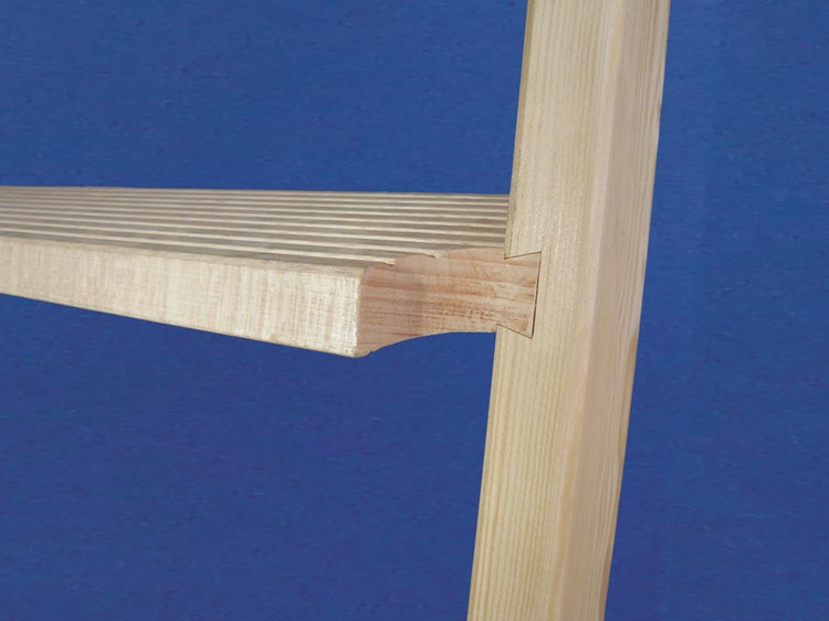 Detailansicht einer Holzleiter mit gezinkter Verbindung