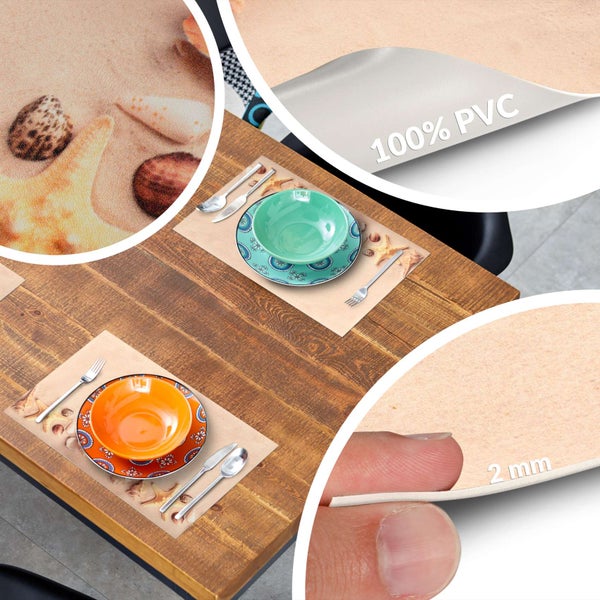 Tischset aus 100 Prozent PVC mit Strandmotiv und Muscheln, 2 Millimeter dick, abgebildet auf einem Holztisch mit Geschirr.