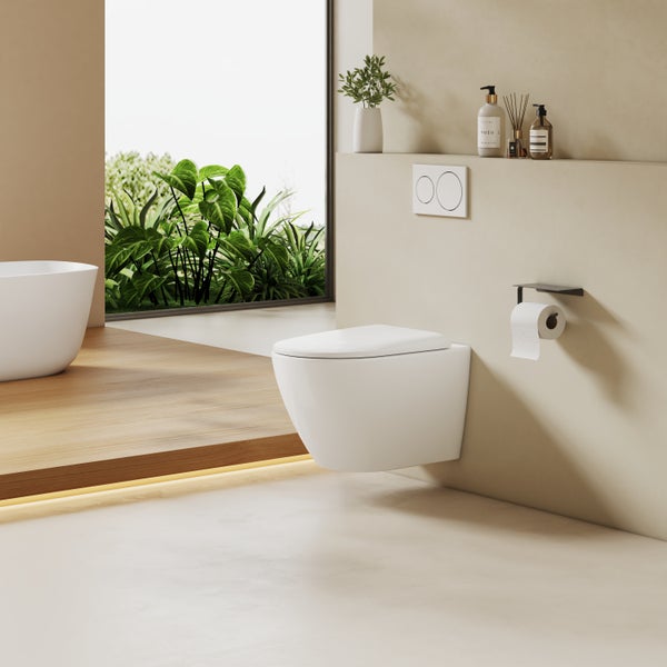 Modernes Badezimmer mit wandhängendem WC, weißer Betätigungsplatte, freistehender Badewanne auf Holzpodest und großem Fenster mit Blick auf Pflanzen.