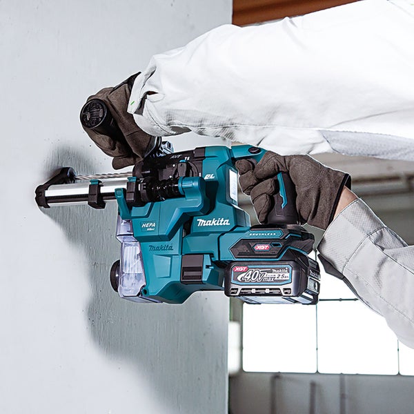 Makita Akku-Bohrhammer beim Bohren in eine Wand