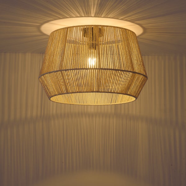 Moderne Deckenleuchte mit konischem Schirm aus gewickeltem Seil für atmosphärische Lichteffekte an Wand und Decke.
