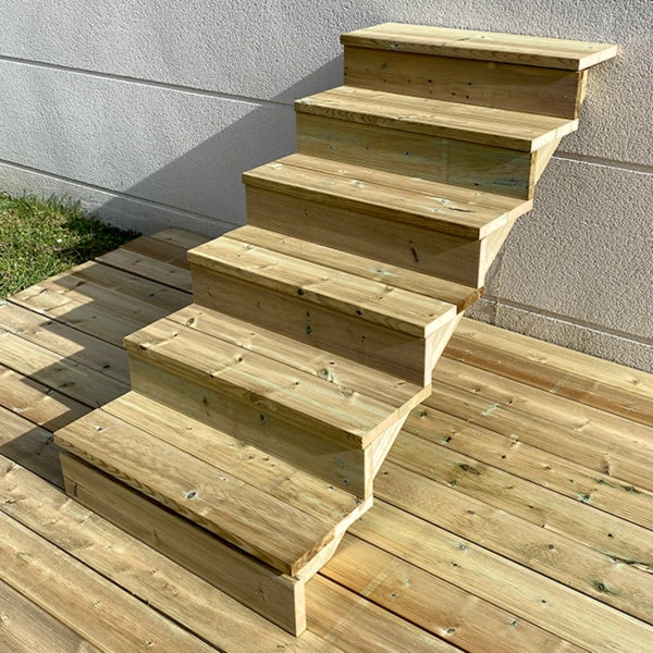 Holzterrasse mit Treppe