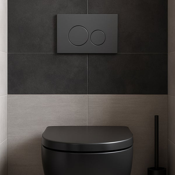 Wandhängendes WC mit Betätigungsplatte in einem Badezimmer