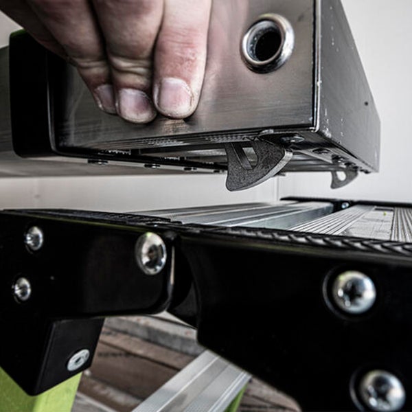 Detailansicht eines Aluminiumleiter Gelenkmechanismus mit Sicherheitsverriegelung und Schraubverbindungen.