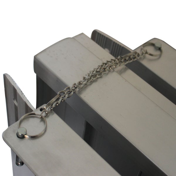 Detailansicht einer Rollstuhlrampe mit Sicherungskette