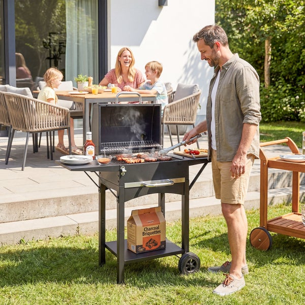 Outsunny Holzkohlegrill mit Deckel, BBQ Smoker Grill mit 2 Seitentischen Große Grillfläche Grillrost Thermometer Räder, Grillwagen Standgrill Kohlegrillwagen 110 x 46,5 x 101 cm Schwarz