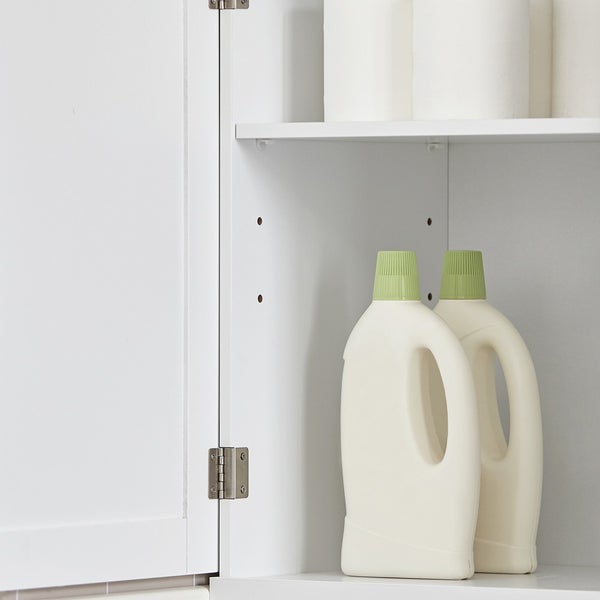 Badezimmerschrank mit Waschmittel und Toilettenpapier