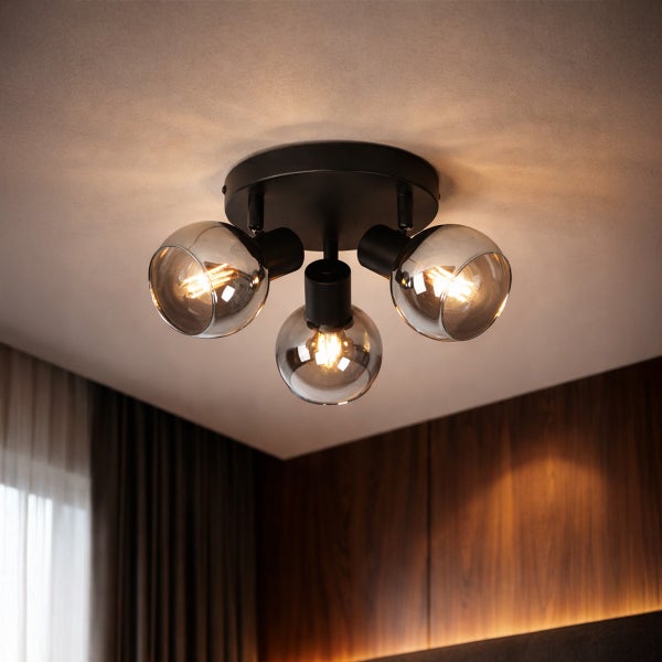 Deckenleuchte mit drei Leuchten und runden Glasschirmen