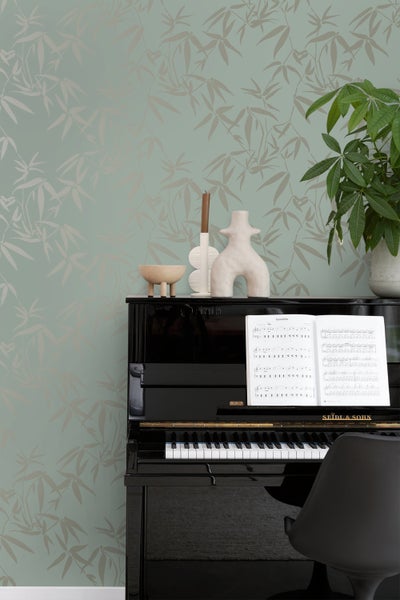 Szene mit gemusterter Tapete, Klavier, Zimmerpflanze und dekorativen Elementen