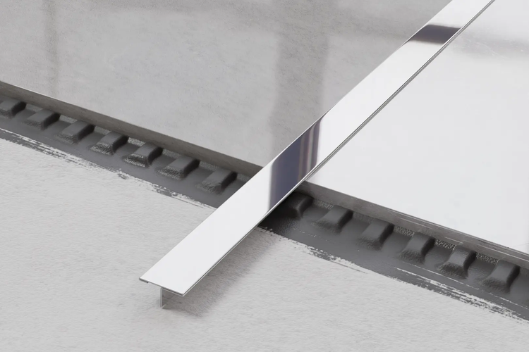 Edelstahl Fliesenschiene im Badezimmer