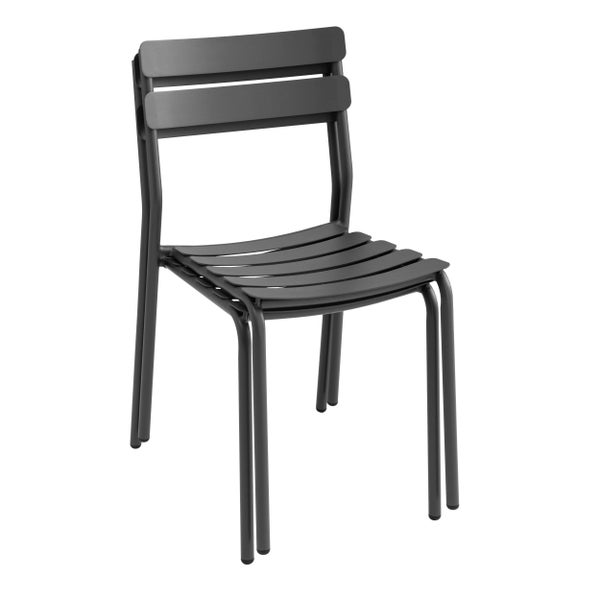 Stapelbarer Gartenstuhl aus Metall in Anthrazit mit Latten an Sitzfläche und Rückenlehne.