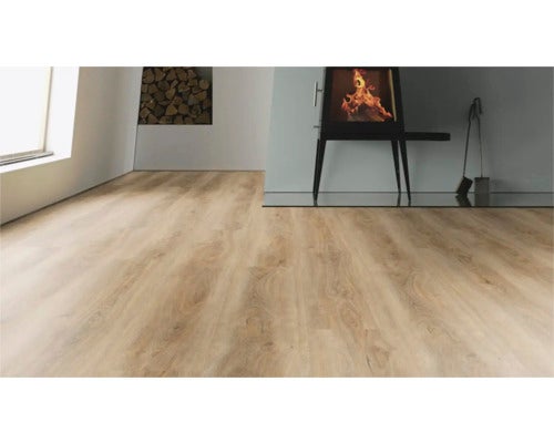 Moderner Wohnraum mit hellbraunem Laminatboden in Holzoptik und einem brennenden Kamin im Hintergrund.