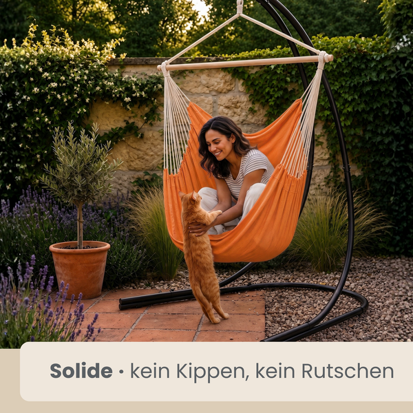 Frau sitzt in einem Hängesessel mit Gestell im Garten und spielt mit einer Katze, solide Konstruktion für stabilen Halt.