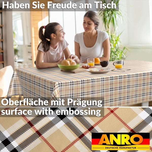 Familie am Tisch mit karierter ANRO Tischdecke.