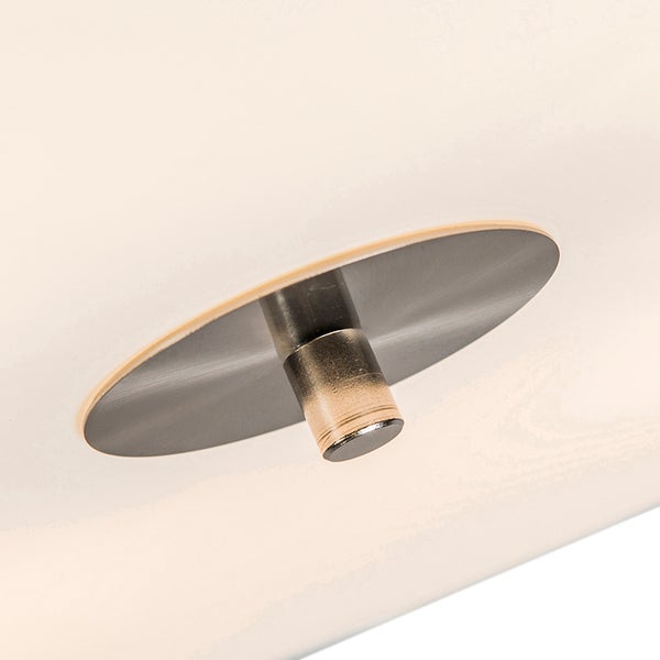 Detailaufnahme eines zylindrischen Metallstifts mit einer runden, vertieften Basis an einem Möbelstück.