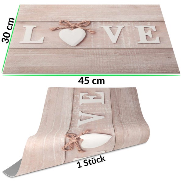 Tischset mit LOVE Schriftzug und Herz auf Hintergrund in Holzoptik, 30 mal 45 Zentimeter, ein Stück.