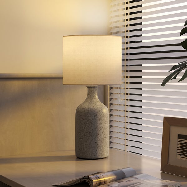 Dekorative Tischleuchte mit Stoffschirm auf einem Tisch