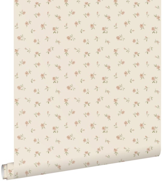 Tapete mit kleinen Blumen und Blättern im Landhausstil, beige mit rosa Rosen.