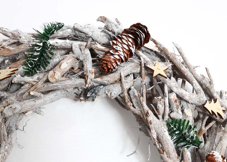 Dekorativer Türkranz aus Holz mit Tannenzapfen und Holzfiguren
