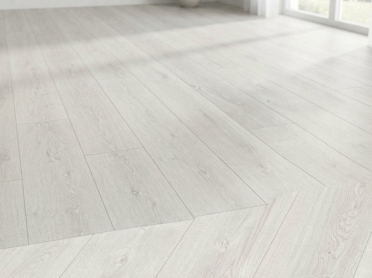 Heller Laminatboden mit Holzmaserung in einem lichtdurchfluteten, modern eingerichteten Raum.