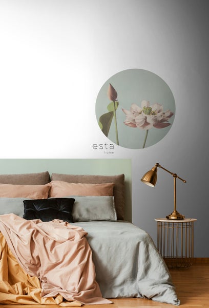 Schlafzimmer mit Bett, Nachttischlampe und Wanddekoration