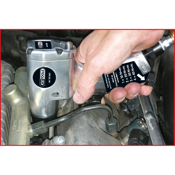 KS Tools Logo, Bediener wechselt eine Glühkerze mit einem Drehmoment-Schrauber am Motor