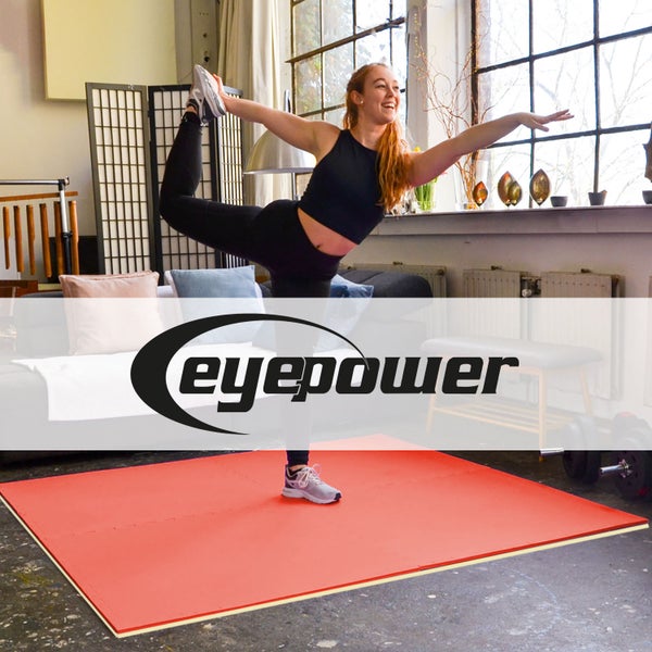 Frau macht Yoga auf einer roten Trainingsmatte, Eyepower Logo