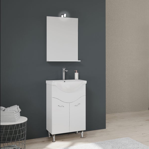 Badezimmermöbel-Set in Weiß bestehend aus Unterschrank mit zwei Türen, Waschbecken und Spiegel mit Beleuchtung.