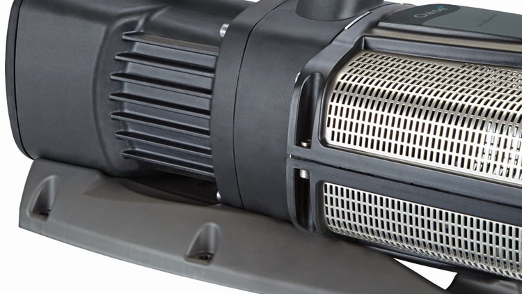 Nahaufnahme einer schwarzen Oase Teichpumpe mit Oase Logo, robustem Kunststoffgehäuse, Kühlrippen und silbernem Filterkorb aus Edelstahl.