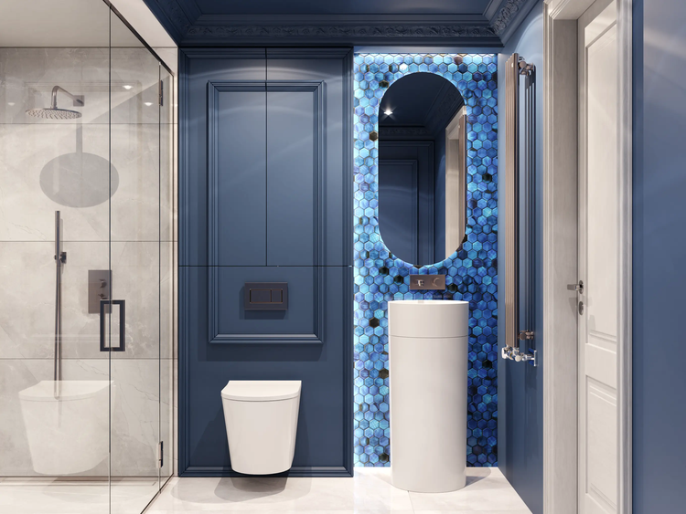 Badezimmer mit Dusche, Toilette und Waschbecken auf Säule