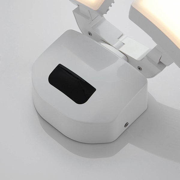 Nahaufnahme einer weißen LED-Außenleuchte mit einem schwarzen Bewegungsmelder am Sockel.