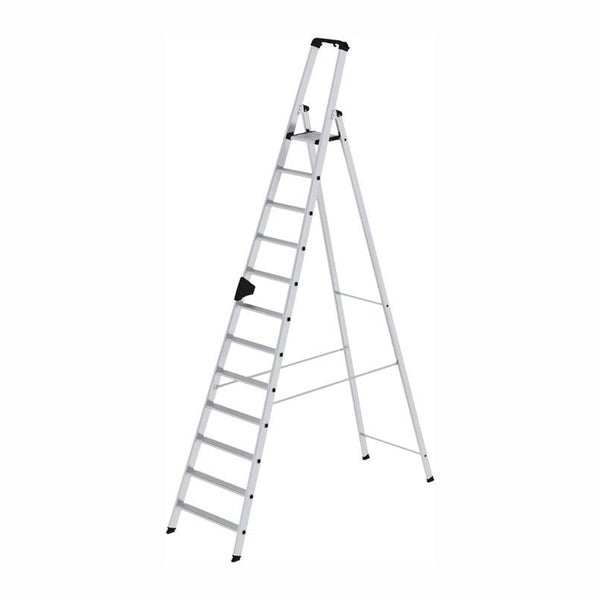 Aluminium Stehleiter mit zehn Stufen und einer Sicherheitsplattform fuer Arbeiten in der Hoehe.