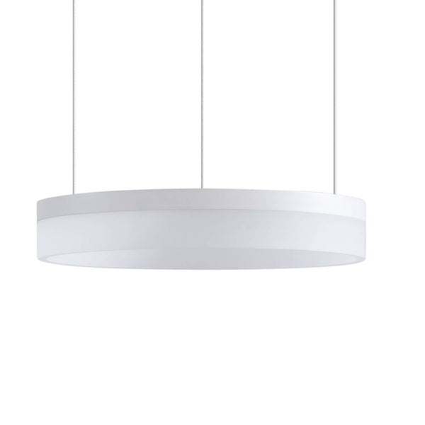 Ringförmige Pendelleuchte mit weißem Gestell und mattem Schirm, hängend an drei dünnen Drahtseilen.