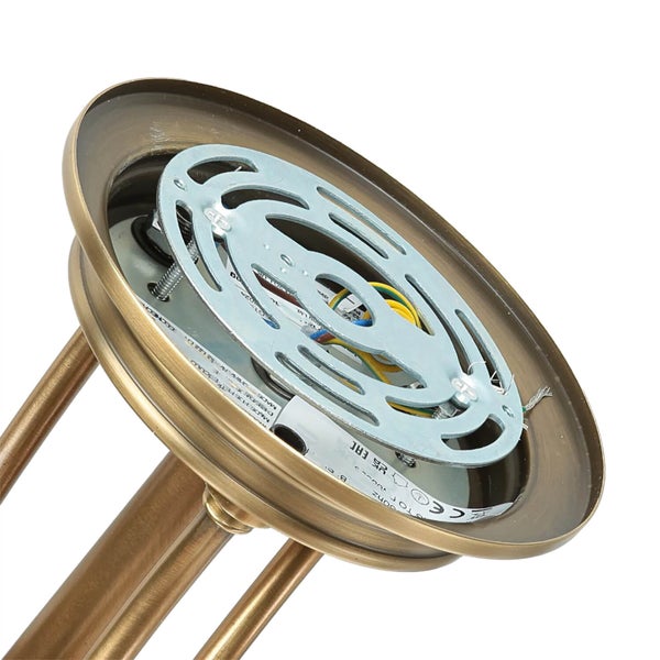 Detailansicht einer Deckenleuchte mit Metallelementen und elektrischen Anschlüssen