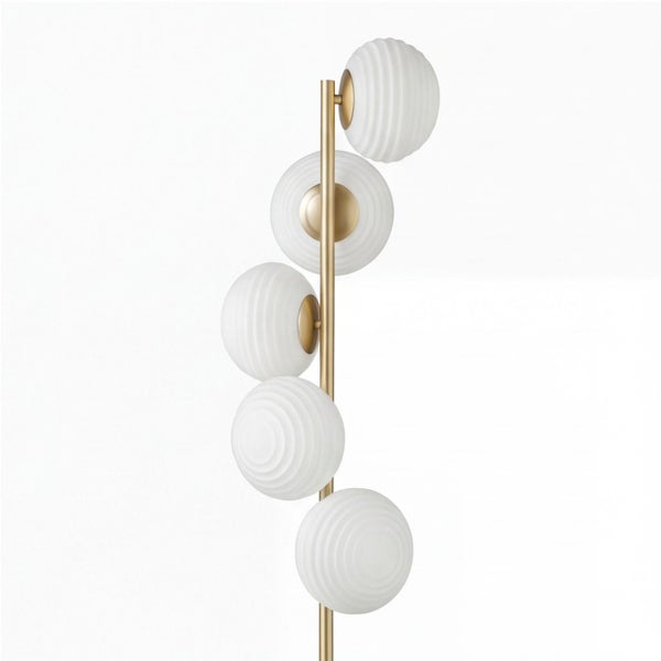 Stehleuchte mit goldfarbenem Metallgestell und fünf weißen, gerippten Glaskugeln.